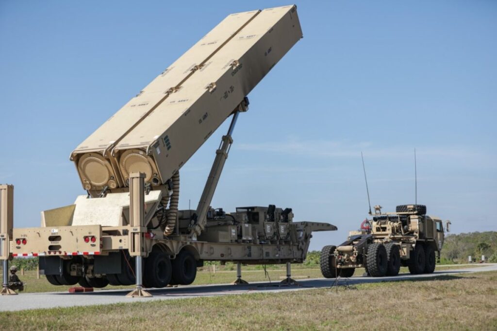 Un soldat de l’United States Army manipule le système de lancement hydraulique du nouveau Long-Range Hypersonic Weapon lors de l’opération Operation Thunderbolt Strike, sur la base de Cape Canaveral Space Force Station, le 3 mars 2023.Dans le cadre du développement du LRHW, le Rapid Capabilities and Critical Technologies Office a mis en place une approche centrée sur les soldats. Celle-ci repose sur des retours réguliers, formels et informels, directement issus du terrain, afin d’influencer les choix de conception, accélérer le développement et garantir un système d’arme réellement opérationnel. (Crédit photo : Spc. Chandler Coats)