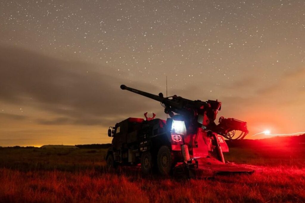 La France utilise ses défilés militaires du 14 juillet comme d'une vitrine pour son industrie comme ici avec le fameux canon CAESAR - Crédit photo : KNDS