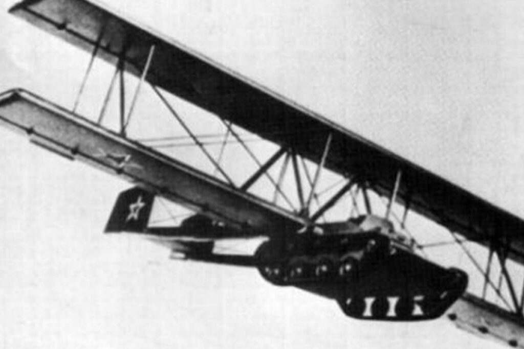 Le Antonov A-40, parfois surnommé « char volant », est un prototype soviétique expérimental conçu dans les années 1940.Cette photographie rare, issue des archives d’employés de l’usine Tupolev, constitue le seul cliché connu de cet engin atypique, combinant un char léger et une structure d’ailes pour être tracté en vol. Mise en ligne initialement le 11 octobre 2005 par l’utilisateur Tempshill sur Wikipedia, puis transférée sur Wikimedia Commons, elle provient d’une source archivées (hitechweb.szm.sk) documentant les expérimentations soviétiques de l’époque.