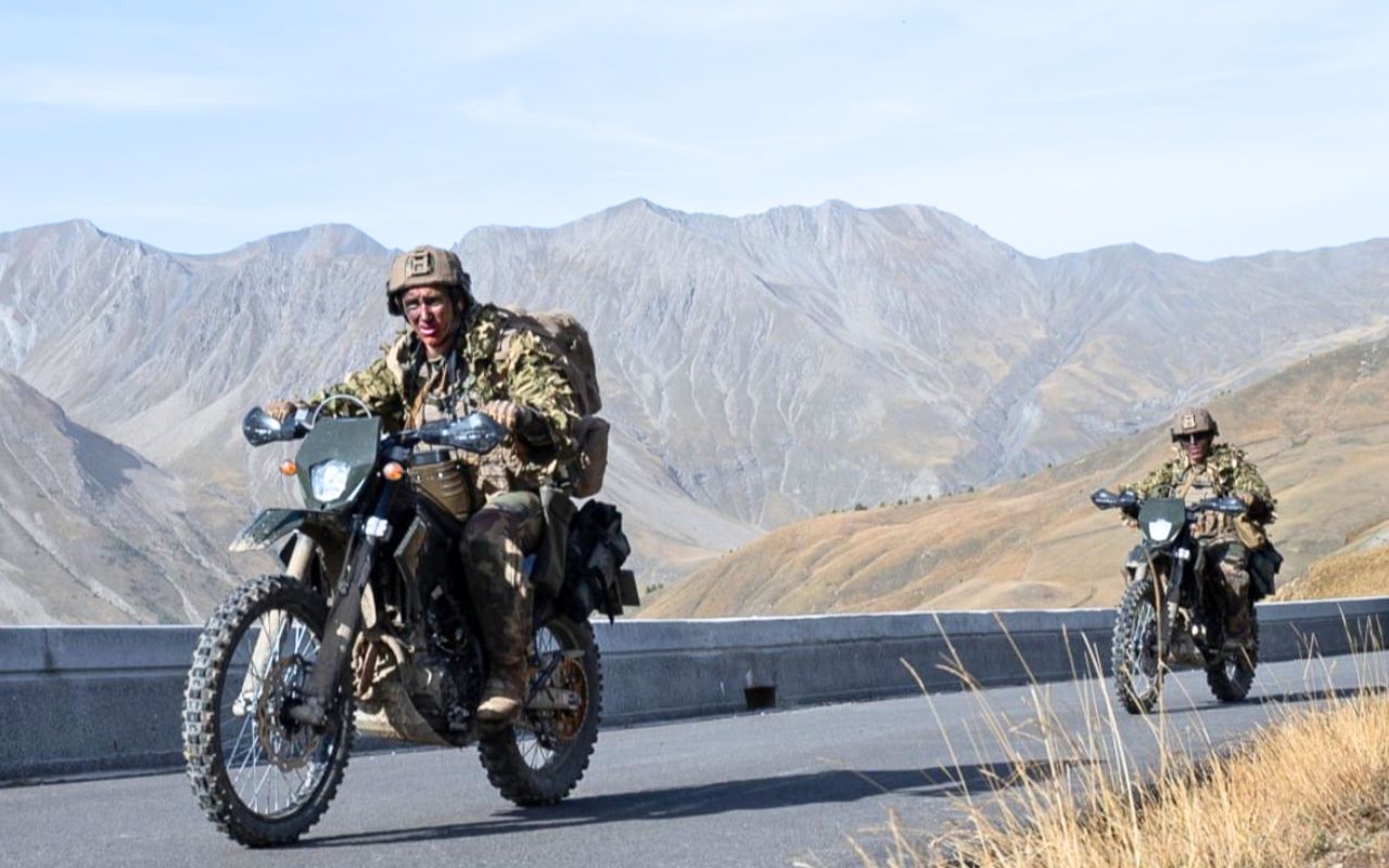 La France teste une doctrine radicale avec ORION 26 : la 27e brigade de montagne remplace ses grandes unités par des cellules autonomes sur quads et 4x4 invisibles aux drones ennemis