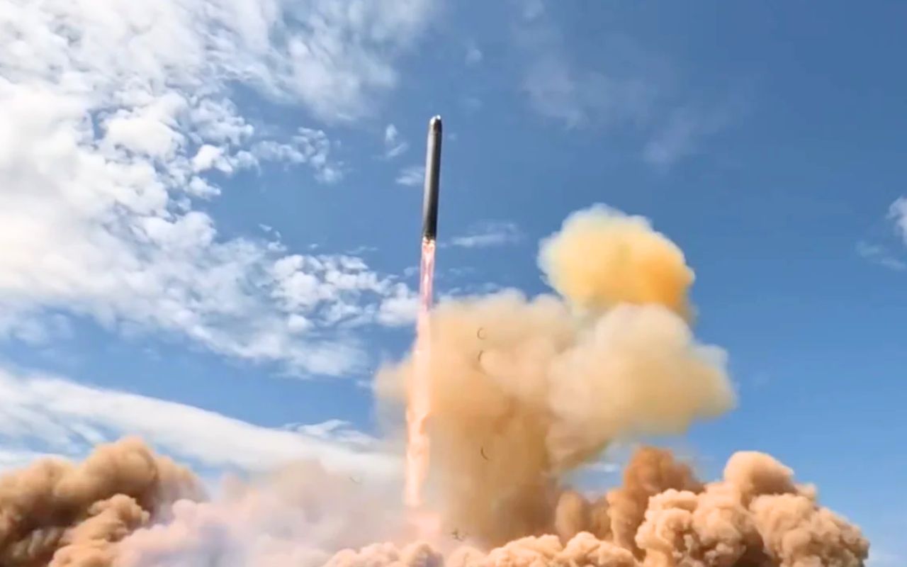 15 têtes nucléaires sur un seul missile : la Russie réussit enfin un nouveau tir du Sarmat après une série d'explosions au sol qui avaient ridiculisé le programme mais Moscou n'a plus le choix face au vieillissement de son arsenal nucléaire