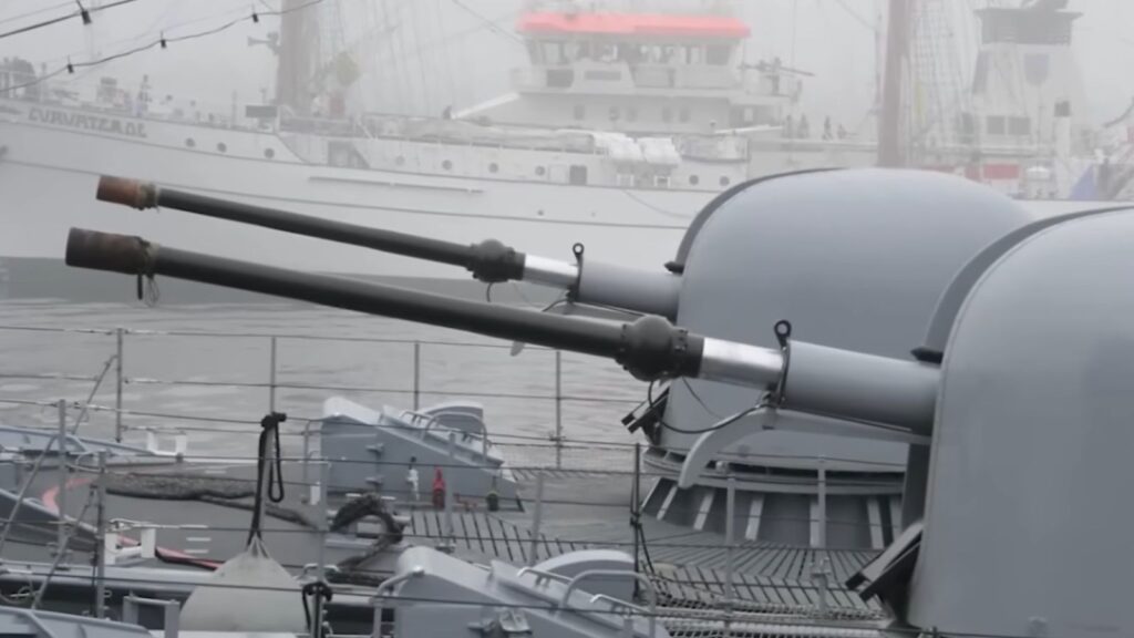 Le canon italien Oto Melara 76 mm.