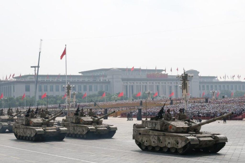 Une formation d'assaut au sol composée de véhicules blindés de nouvelle génération de l'Armée de terre de l'APL (avec des chars de type 100) lors d’un défilée sur la place la place Tian'anmen en septembre 2025.
