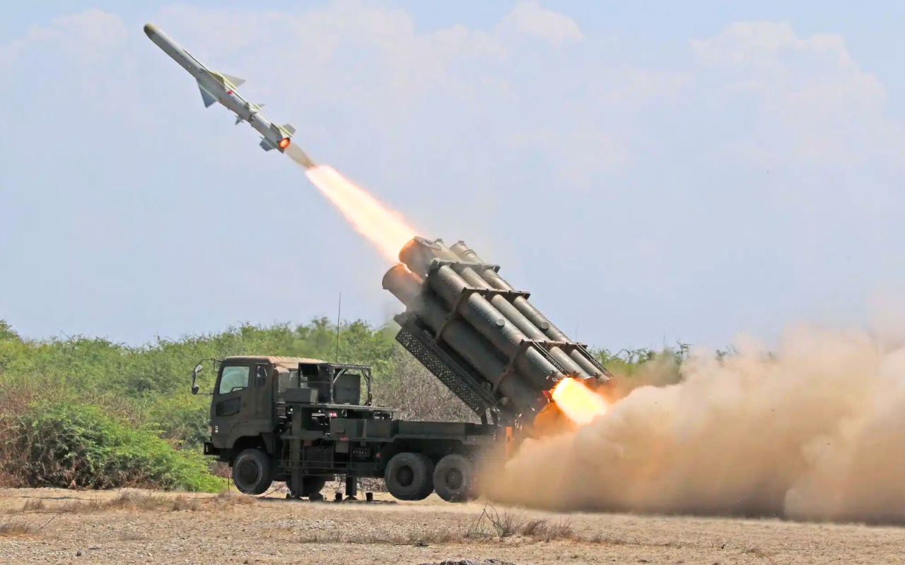 Le Japon franchit un tabou militaire et tire pour la première fois un missile anti-navire hors de son territoire : cible détruite à 75 km portée 180 km charge 225 kg dans un exercice à 17 000 soldats