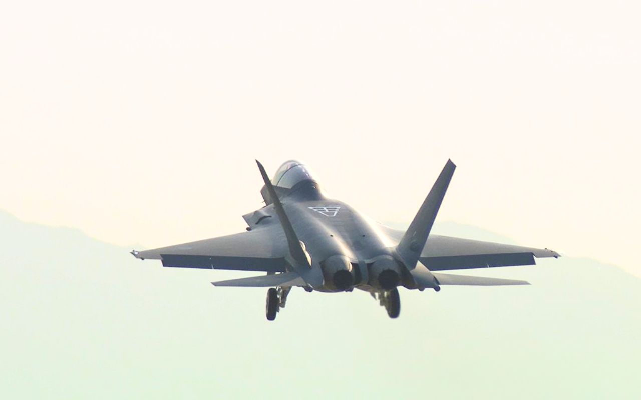 Le premier avion de chasse KF-21 de série effectue un vol d'essai à la 3e escadre d'entraînement au vol de l'armée de l'air à Sacheon, à environ 290 kilomètres au sud de Séoul, le 16 avril 2026, comme le montre cette photo d'archives fournie par l'Administration du programme d'acquisition de la défense. (PHOTO NON DESTINÉE À LA VENTE) (Yonhap)