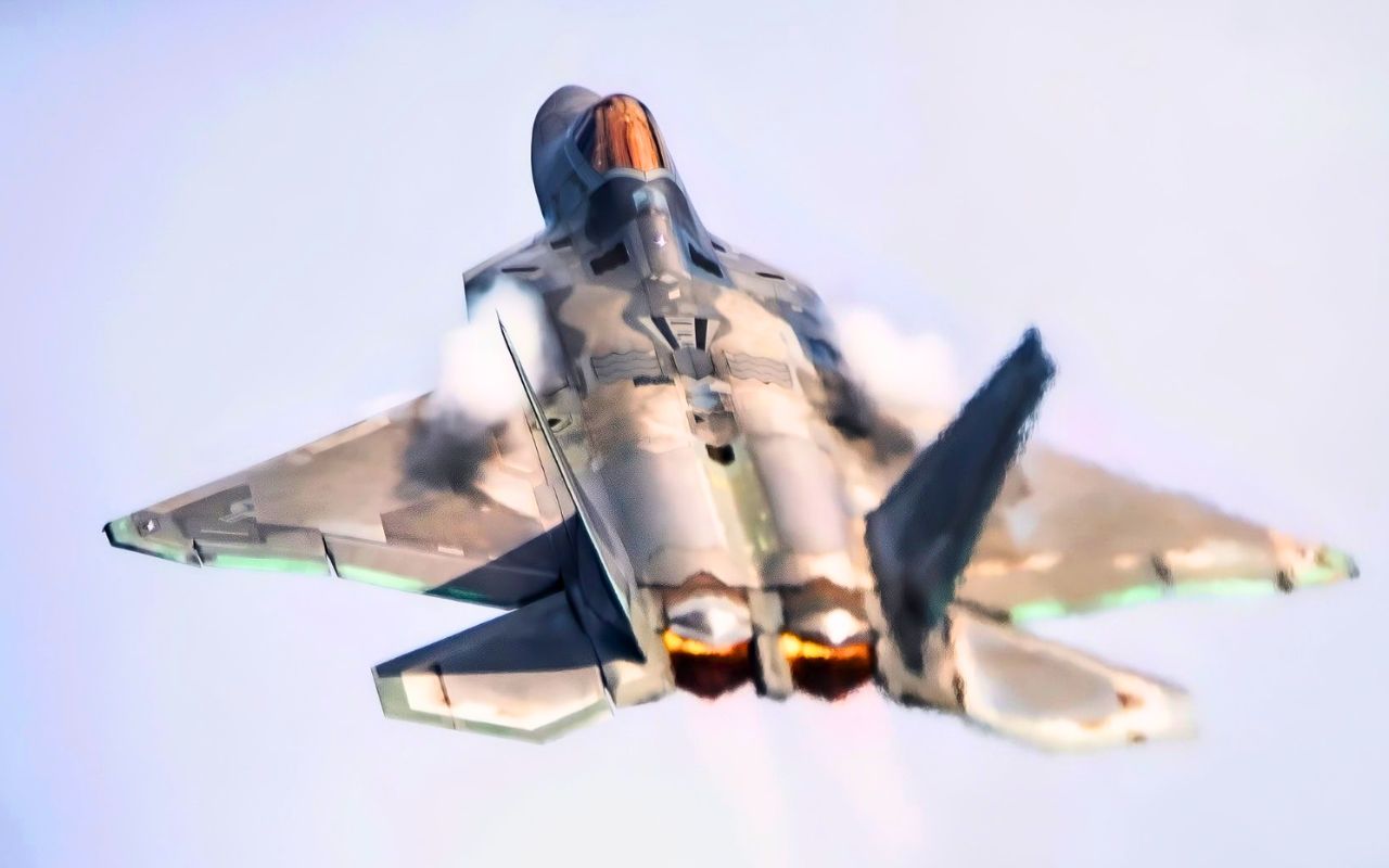 Les États-Unis ont positionné des F-22 Raptor à la base de Basa aux Philippines directement aux portes de la Chine un message sans ambiguïté à Pékin avec un chasseur furtif Mach 2 à 2 960 km de portée