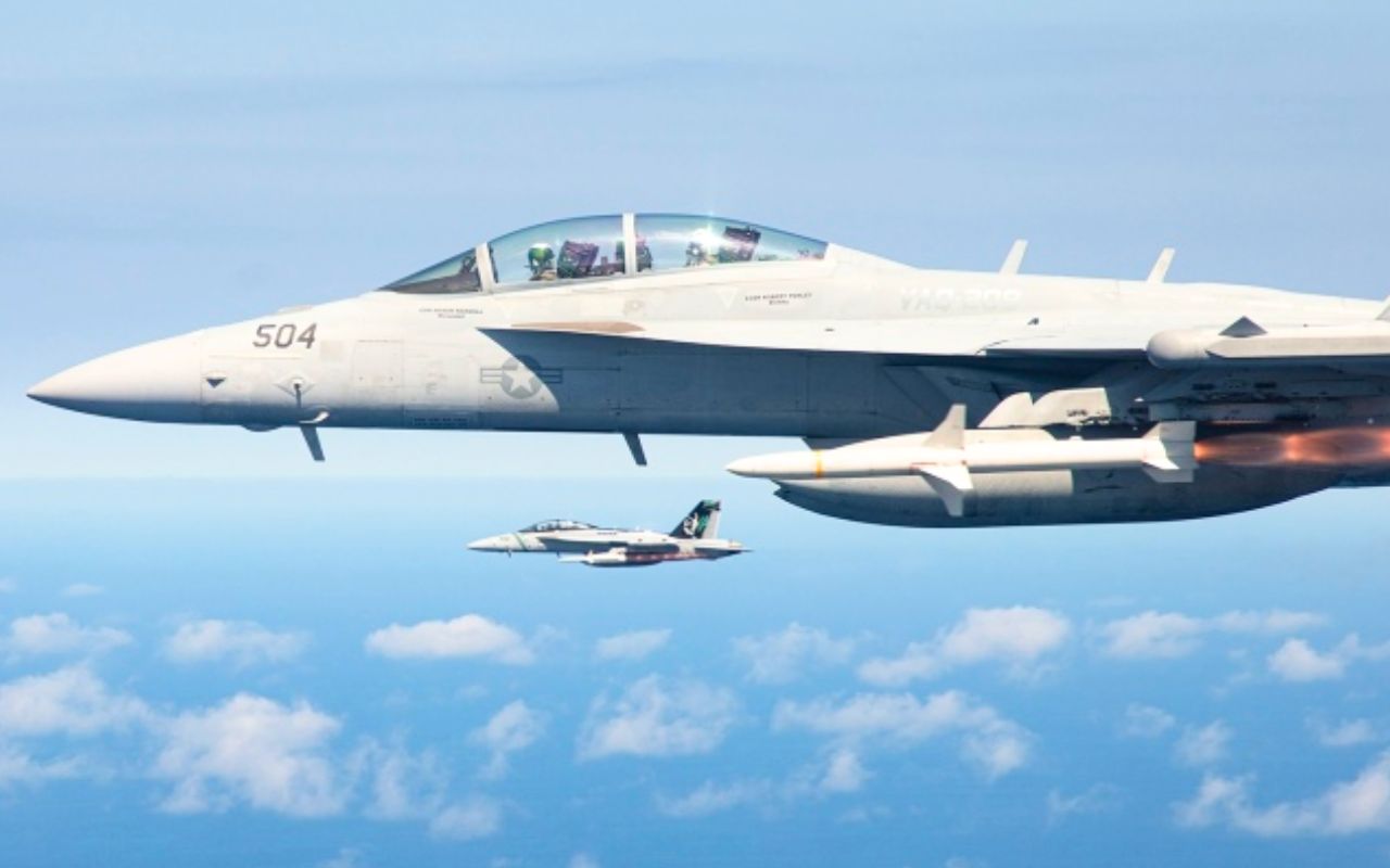 Les États-Unis perdent deux avions de guerre électronique dans une collision en démonstration aérienne : 124 millions d'euros partis en quelques secondes devant les spectateurs et 4 pilotes éjectés à temps
