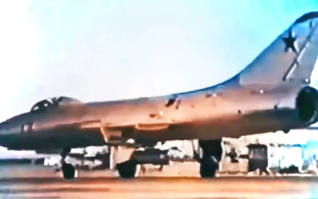 Une vidéo rarissime vient de refaire surface : un Su-7 soviétique lâche une vraie bombe nucléaire de 11 kilotonnes le 27 août 1962 lors d'un essai Guerre froide que personne ne pensait voir un jour