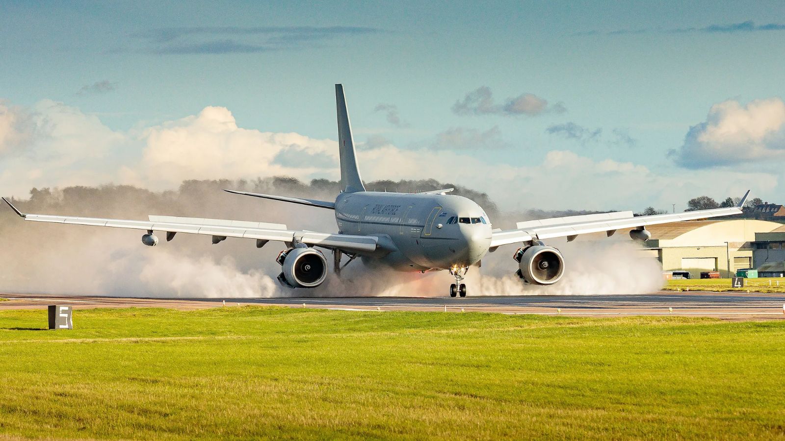 L'Italie retrouve la raison et valide une commande ferme auprès d'Airbus de 1,39 milliard € pour six A330 MRTT alors que Boeing n'a pas répondu à l'appel d'offres
