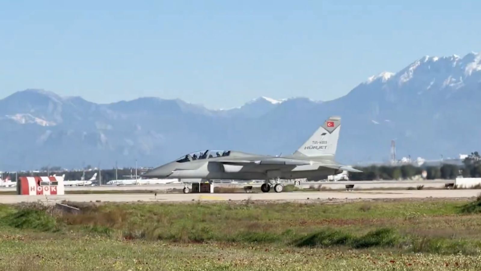 La Turquie dévoile ses ambitions sur le très lucratif marché des avions d'attaque légère à plus avec le Hürjet qui aura des pylônes dédiés à son armement