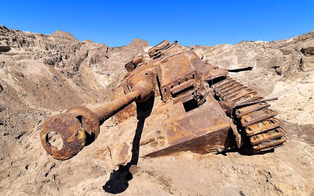 Enfoui dans le sable depuis 80 ans, ce char nazi en ressort presque intact : les 17 marques peintes sur son canon racontent une histoire glaçante