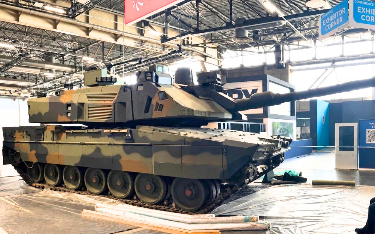 Le char de combat n'est pas mort et l'Italie le prouve à Paris : le nouvel IMBT italo-allemand à près de 60 millions d'euros disparaît dans un nuage de fumée et détruit les missiles avant l'impact
