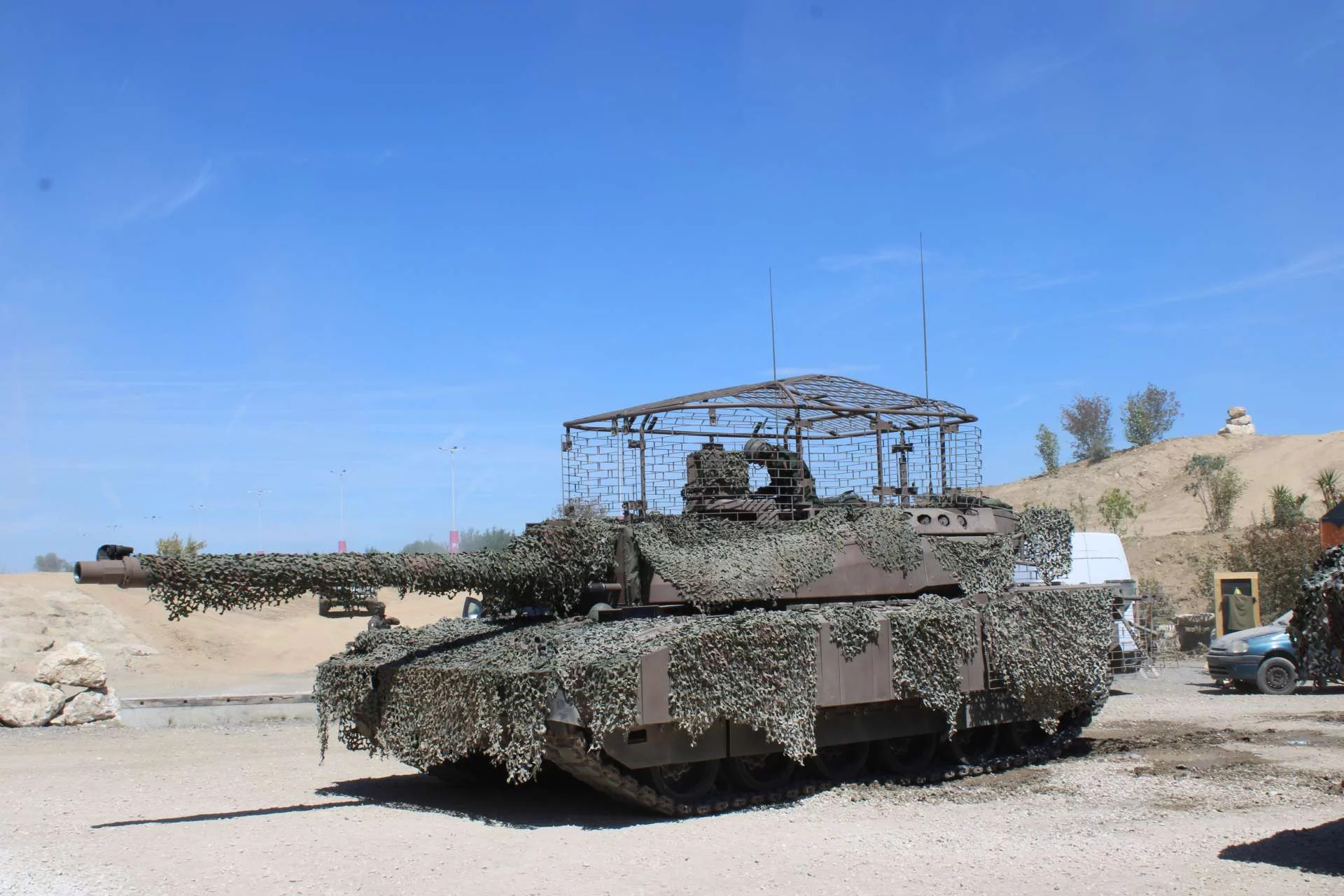 Le char de combat principal Leclerc XLR de l'armée française exposé à Eurosatory 2026 avec une cage anti-drone montée sur le toit, reflétant les leçons tirées de l'Ukraine et les efforts de la France pour améliorer la capacité de survie des véhicules blindés face aux drones FPV et aux munitions rôdeuses (Source de l'image : Army Recognition Group).