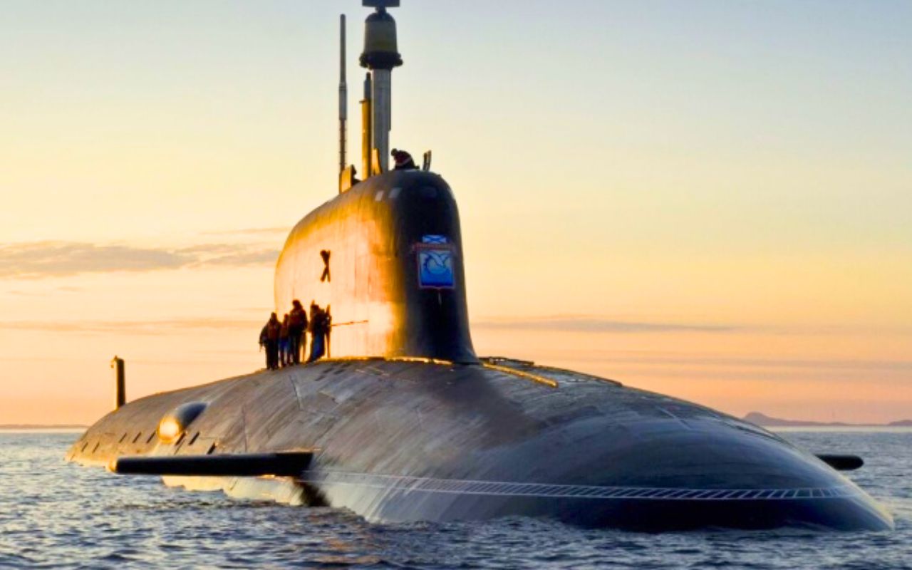 Le plus grand sous-marin d'attaque du monde tire un missile aux portes de l'OTAN : ce géant russe de 14 000 tonnes équipé du Zircon hypersonique inquiète les marines occidentales en mer de Barents
