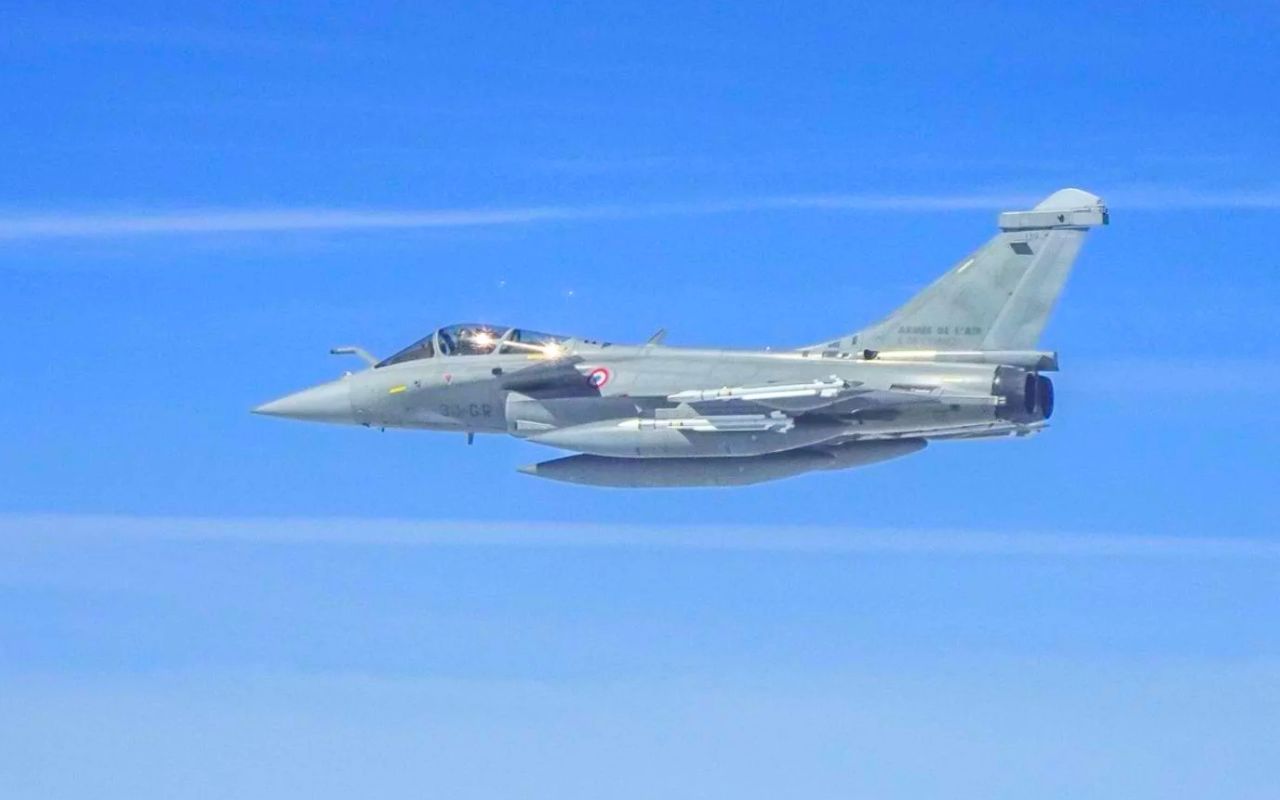 Un Rafale français abat un drone en Lettonie avec un missile MICA à 30 000 euros : premier tir réel de la mission OTAN de police aérienne baltique mais l'équation économique alarme déjà les états-majors