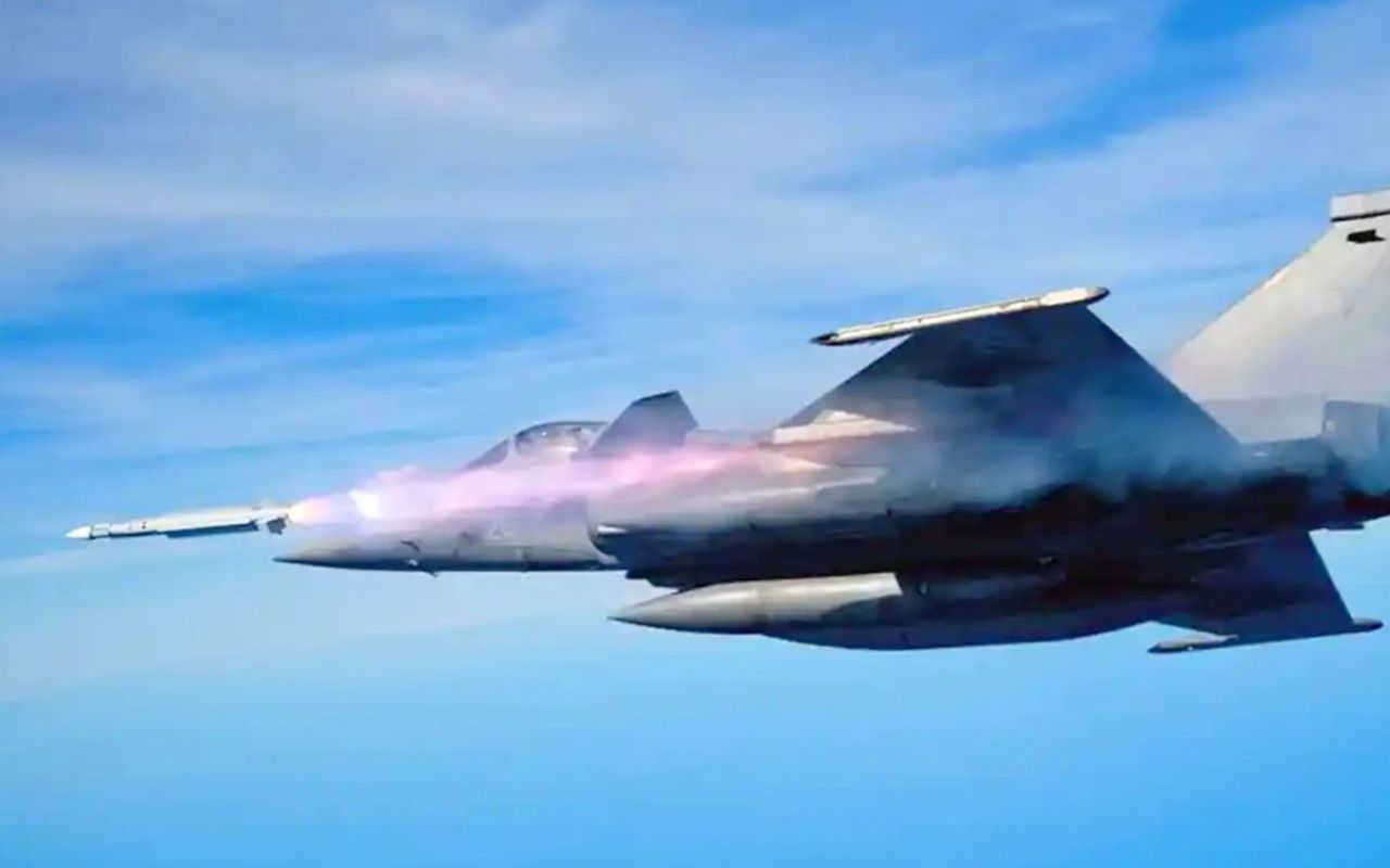 Un Rafale tire pour la première fois son nouveau missile MICA NG dépassant la vitesse du son et capable de frapper un drone à 150 km : 567 exemplaires sont attendus