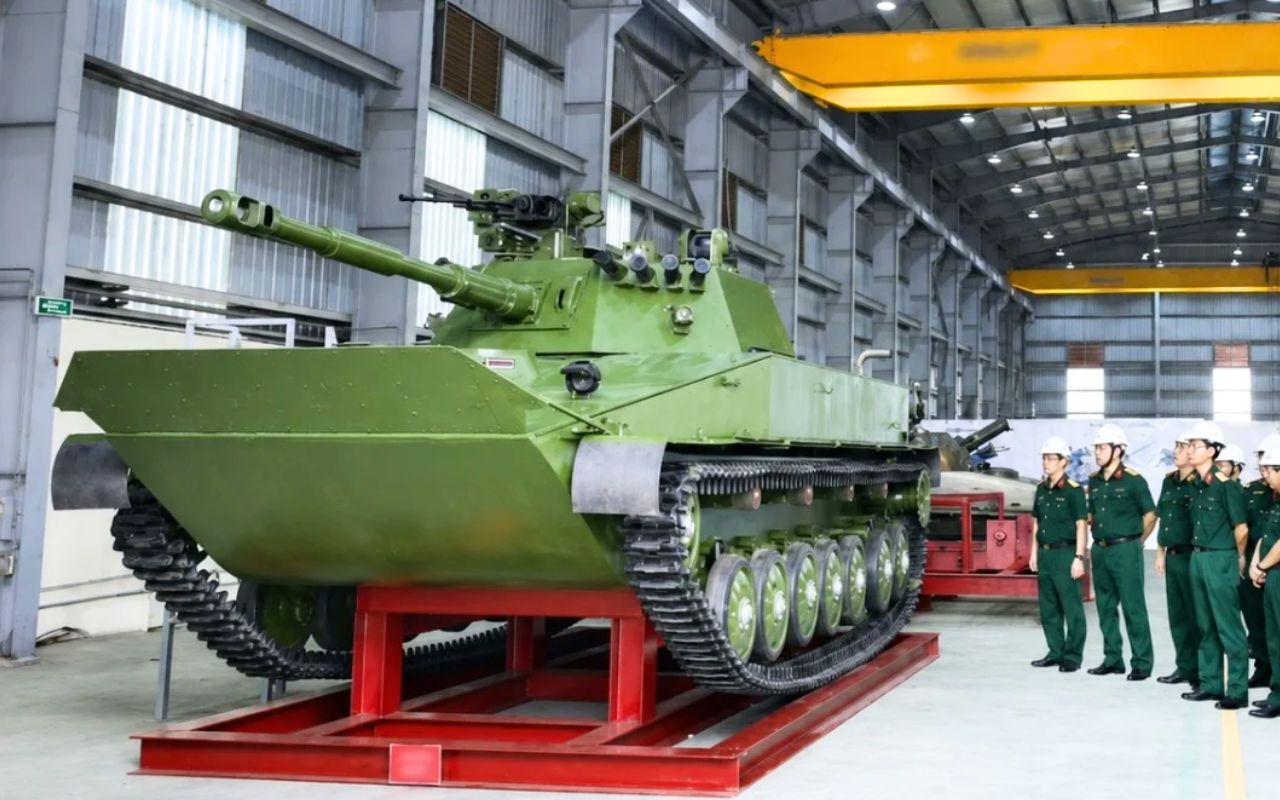 Un pays inattendu rejoint le club des constructeurs de chars : le Vietnam dévoile son T-1 amphibie capable de traverser les fleuves à 80 km/h avec un canon de 76 mm pour se libérer du matériel russe et chinois
