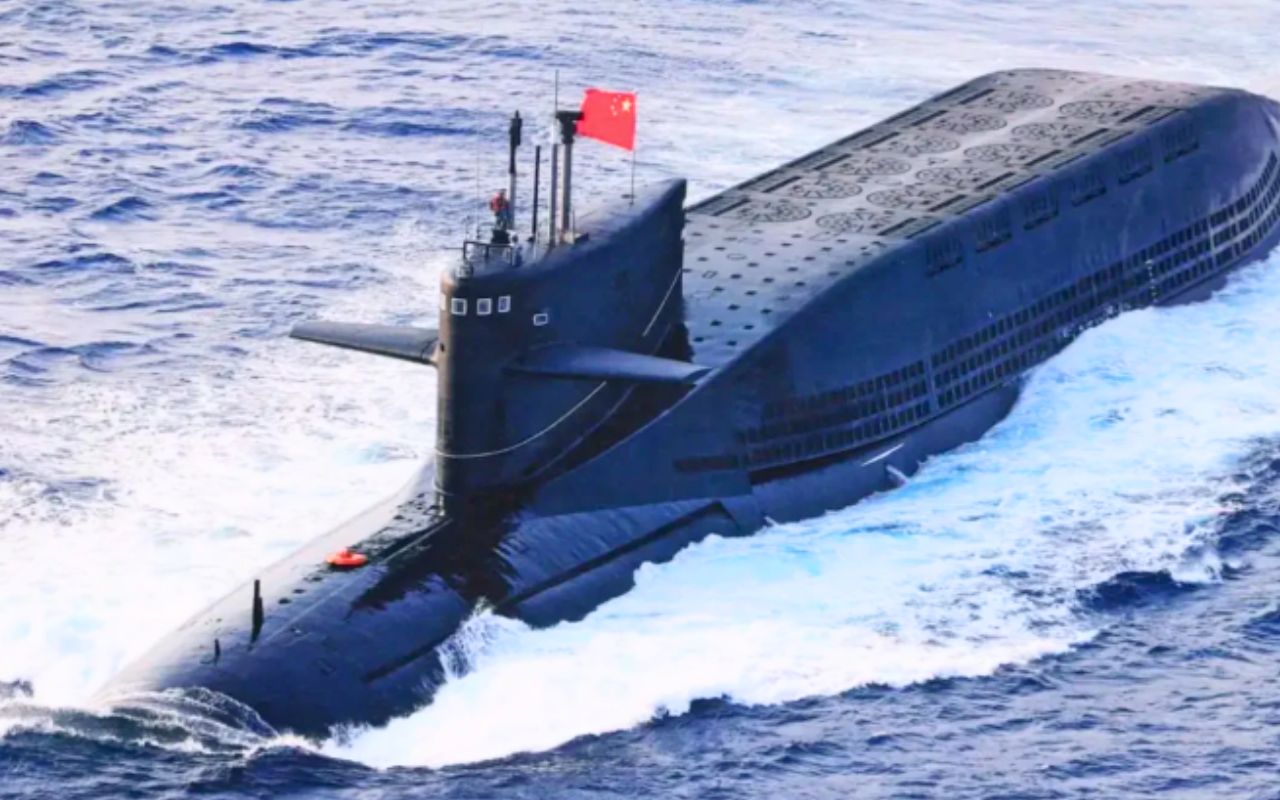 Une photo de 9 sous-marins nucléaires chinois alignés affole la marine américaine : la Chine a doublé la flotte russe avec 32 bâtiments et trois chantiers qui produisent en parallèle