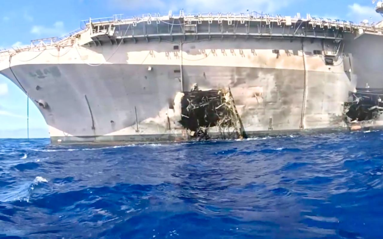 Ce petit « bateau-robot » kamikaze vient d'achever un navire de guerre, et il attaque même en meute