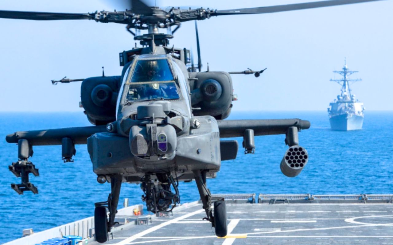 Ce vétéran de la guerre froide se réinvente en chasseur des mers : l'Apache décolle désormais de navires pour « sauter d'île en île » face à la Chine
