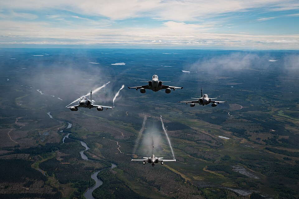 Des avions militaires de la République tchèque, de Suède et de France volent en formation carrée au-dessus de la Finlande lors de l'exercice du drapeau Ramstein, le 16 juin 2026(Photo de la Garde nationale aérienne américaine par le Master Sgt. Sarah M. McClanahan)