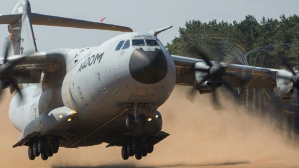 Avec 178 commandes provenant de 10 pays et plus de 200 000 heures de vol, l'A400M est devenu la nouvelle référence en matière de transport aérien tactique lourd et de portée .stratégique.