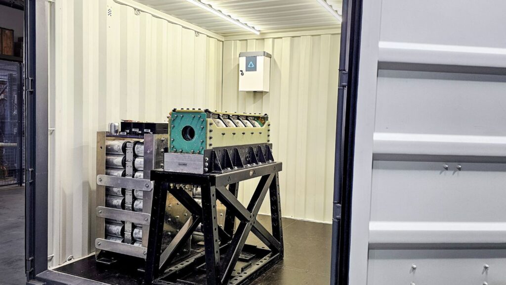 L'architecture électromagnétique d'Auriga utilise la lévitation magnétique pour éliminer tout contact avec le canon, tout en offrant des profils d'accélération ajustables par logiciel.