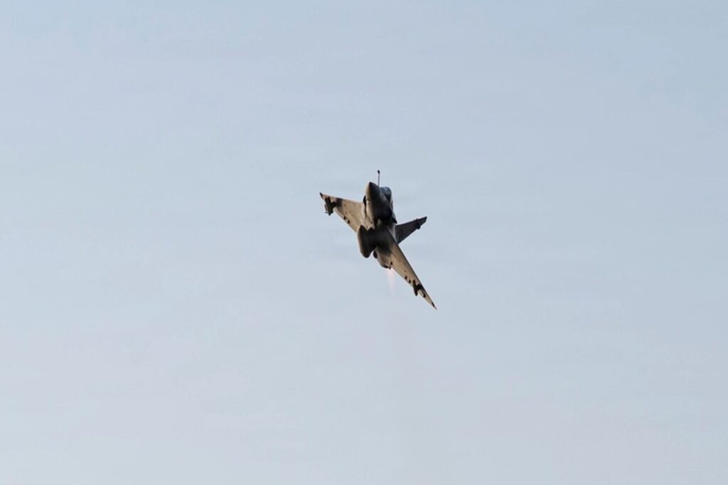 Un avion Dassault Mirage 2000 français effectue une démonstration de force lors d'un exercice conjoint de tirs réels à Arta, Djibouti, le 22 juin 2026.