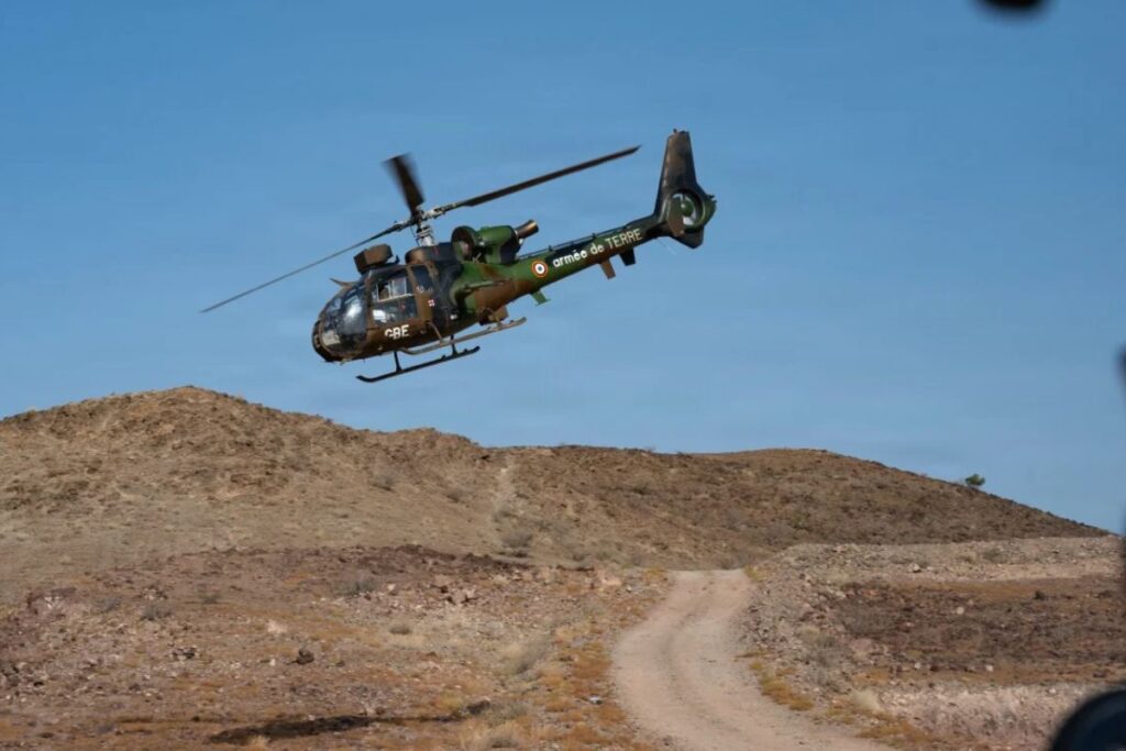 Des militaires des forces françaises stationnées à Djibouti effectuent des contrôles de tir à bord d'un hélicoptère SA 342M Gazelle dans le cadre d'un exercice conjoint de tir réel, à Arta, Djibouti, le 22 juin 2026.
