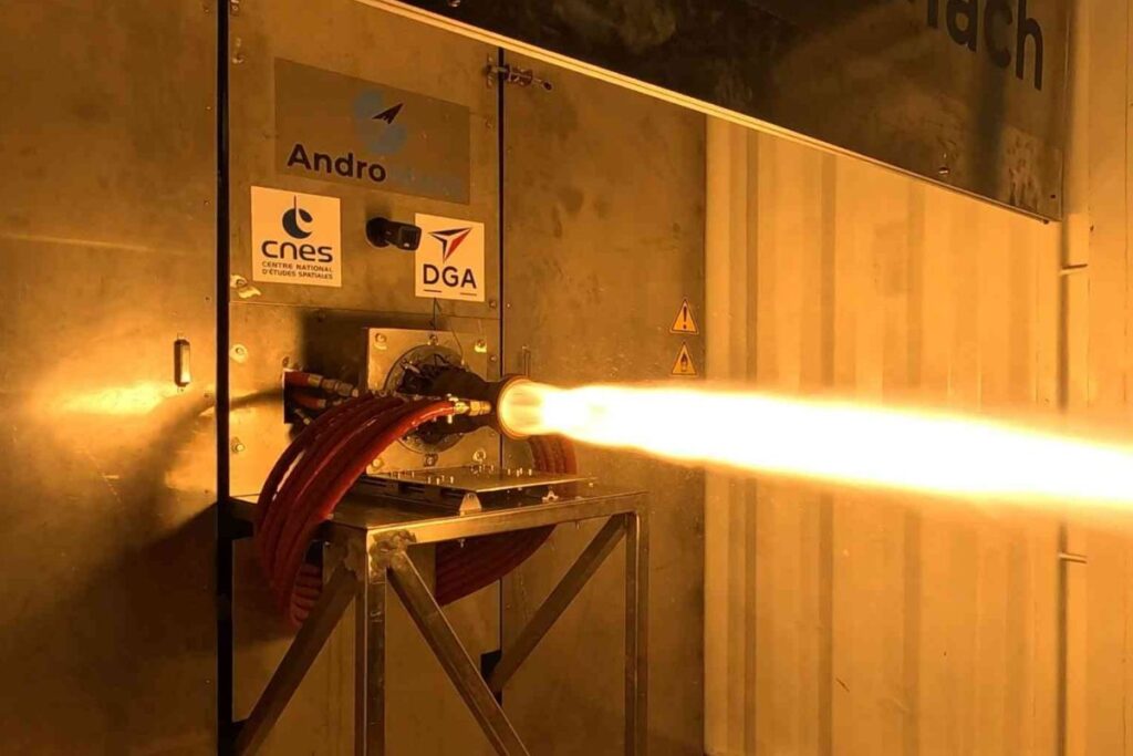 Le moteur-fusée cryogénique Banger lors d'un essai en laboratoire.