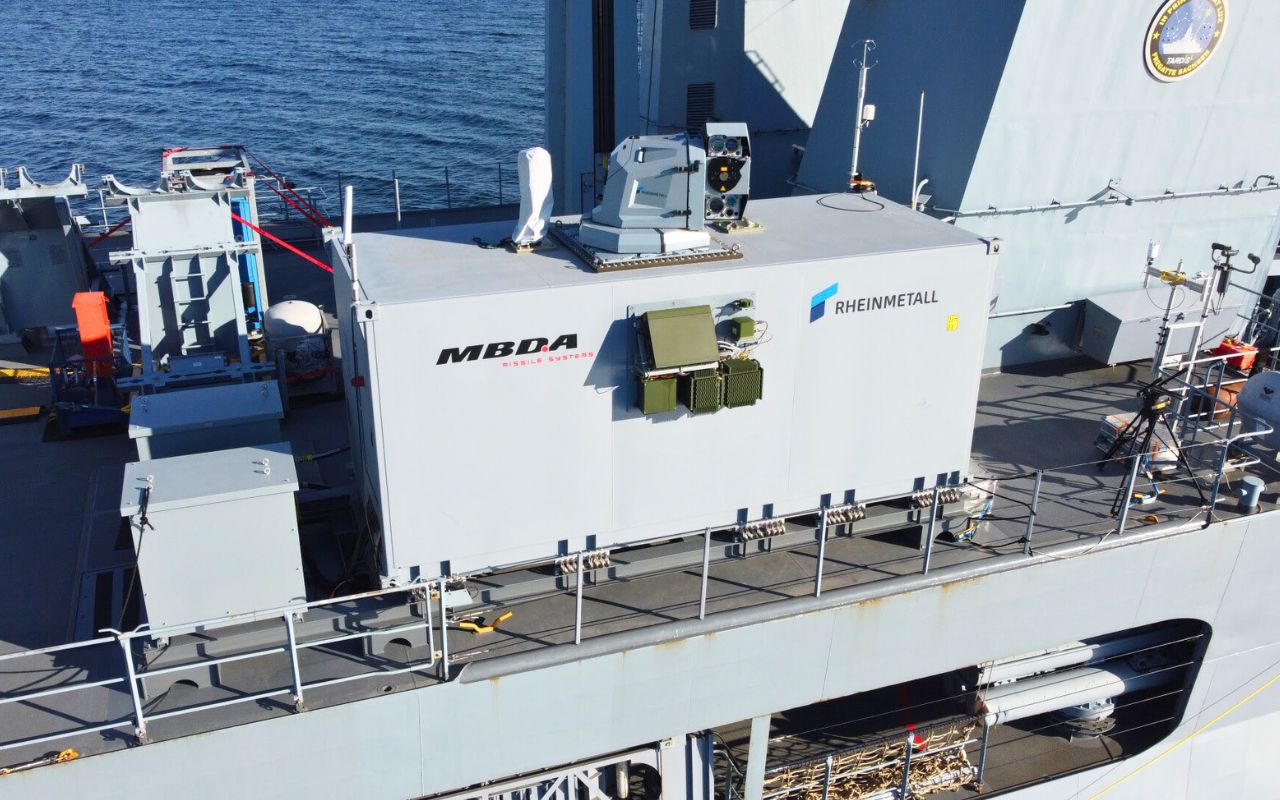 Fini les missiles hors de prix, l'Allemagne mise sur un canon laser pour foudroyer les drones qui saturent ses navires