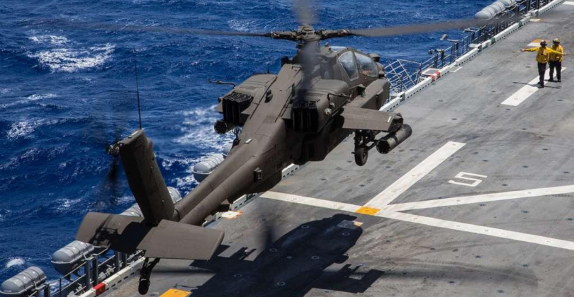 Hélicoptère d'attaque Apache pendant les opérations du Pacifique