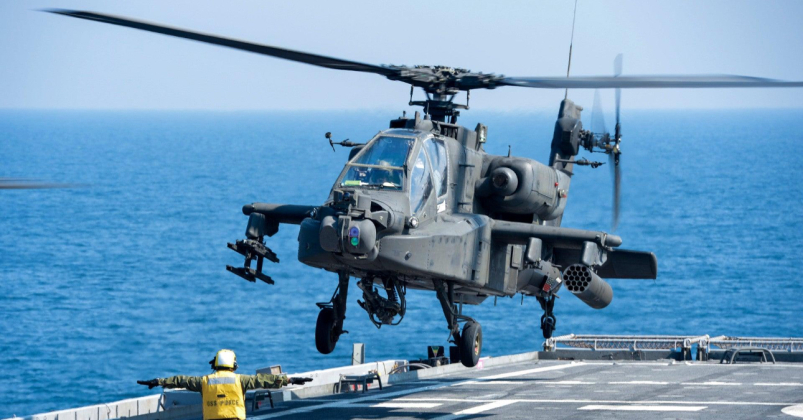 Hélicoptère d'attaque Apache pendant les opérations du Pacifique