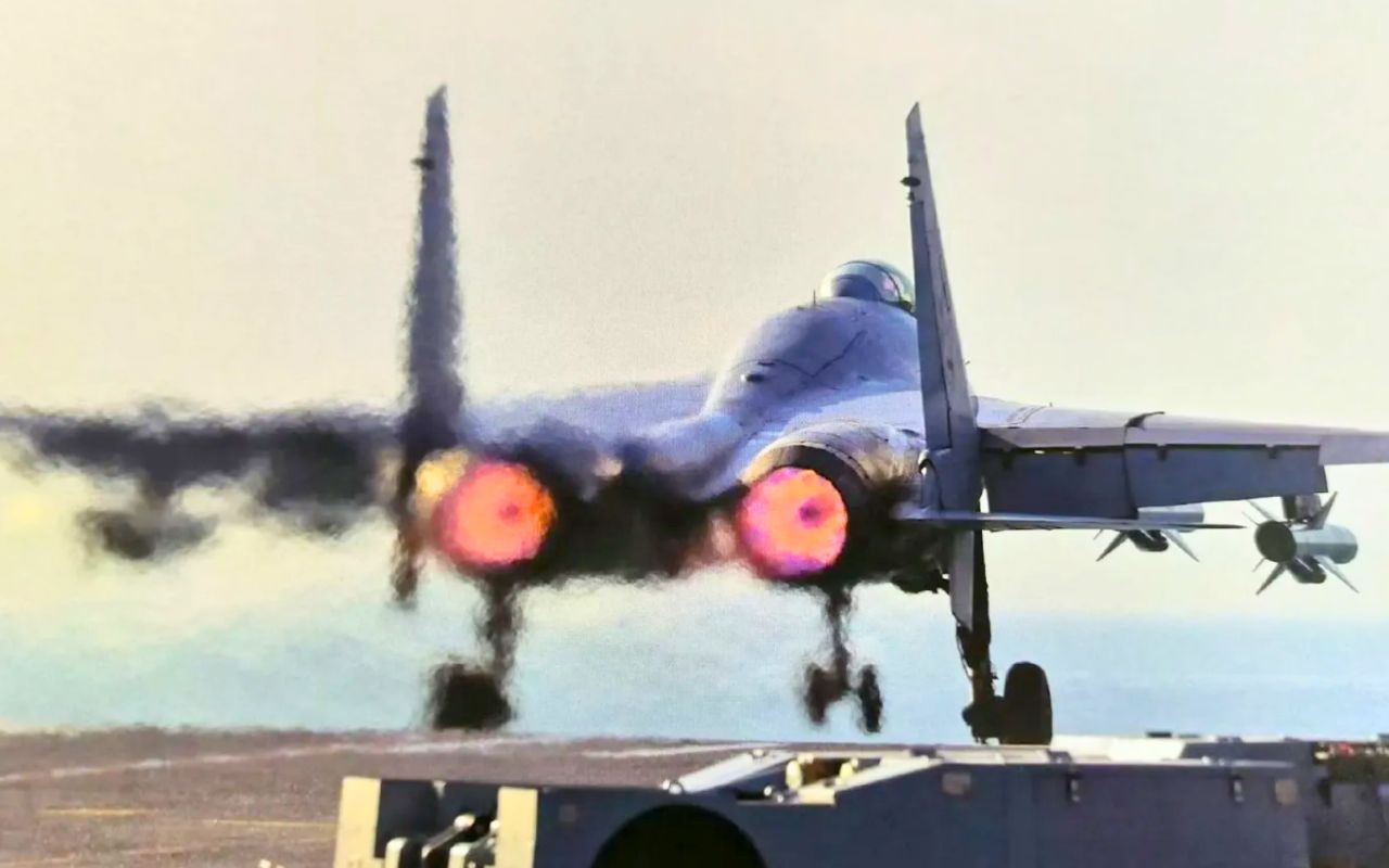 La Chine rejoint les États-Unis dans le club très fermé des porte-avions catapultes électromagnétiques : son chasseur décolle enfin à pleine charge laissant la Russie loin derrière