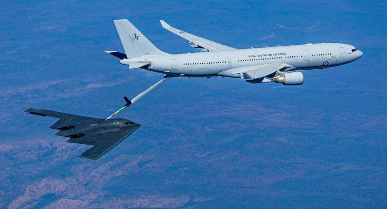 Le Royal Australian Air Force KC-30A ravitaille le bombardier B-2