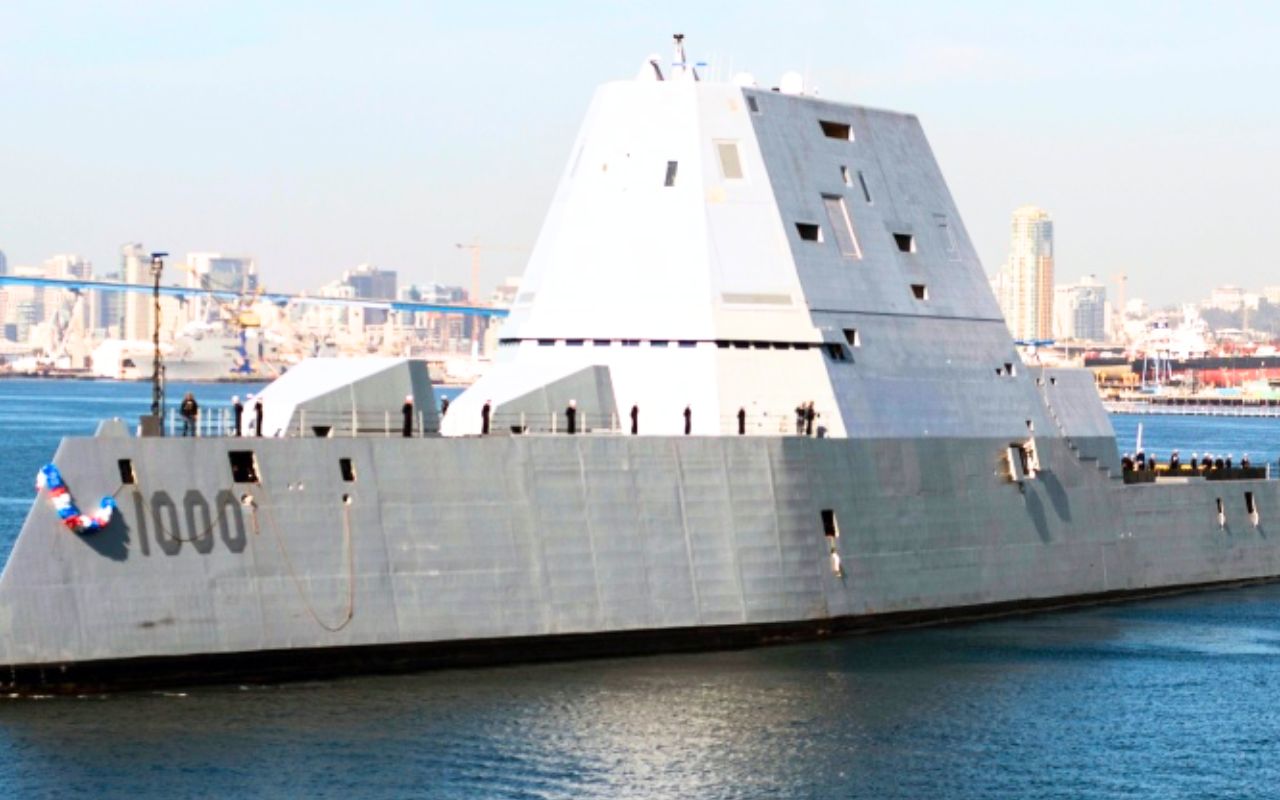 Le destroyer le plus cher du monde entre enfin en service après quinze ans de galère