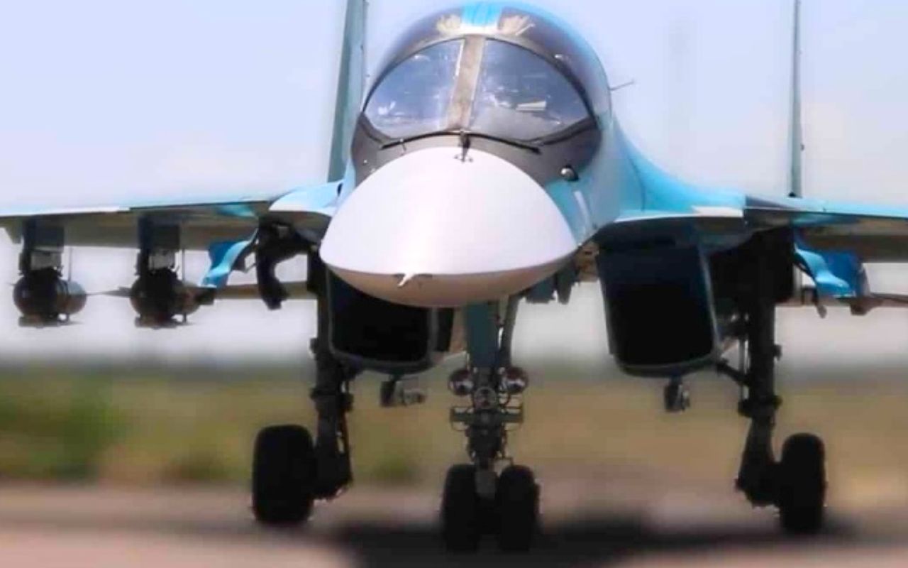 Le chasseur le plus lourd du monde largue des bombes propulsées par un moteur chinois du commerce : la Russie recycle ses stocks soviétiques pour presque rien