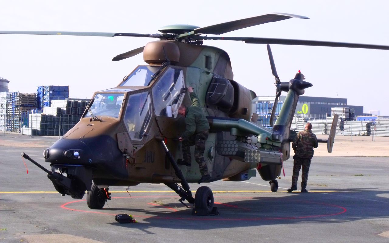L'hélicoptère Tigre pourrait frapper à plus de 30 km sans jamais s'approcher de l'ennemi : la France lui offrirait une arme volante autonome
