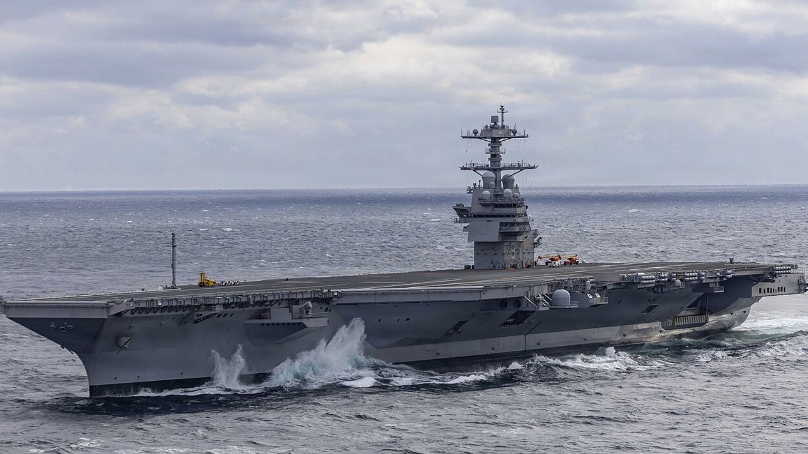 Le plus grand porte-avions du monde quitte enfin son chantier mais ses ennuis ne sont pas finis pour autant puisqu'il lui manque 4 ascenseurs sur 11
