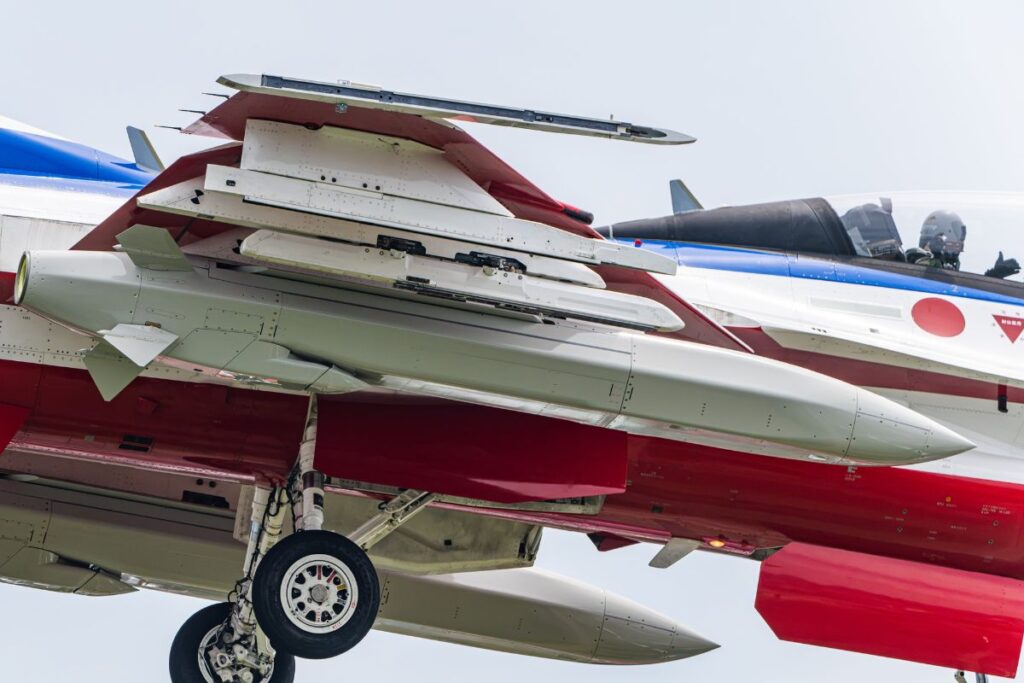 Une version aéroportée du Type 25 est bien visible sur ce F-2 japonais - crédits : @AKEBOVO