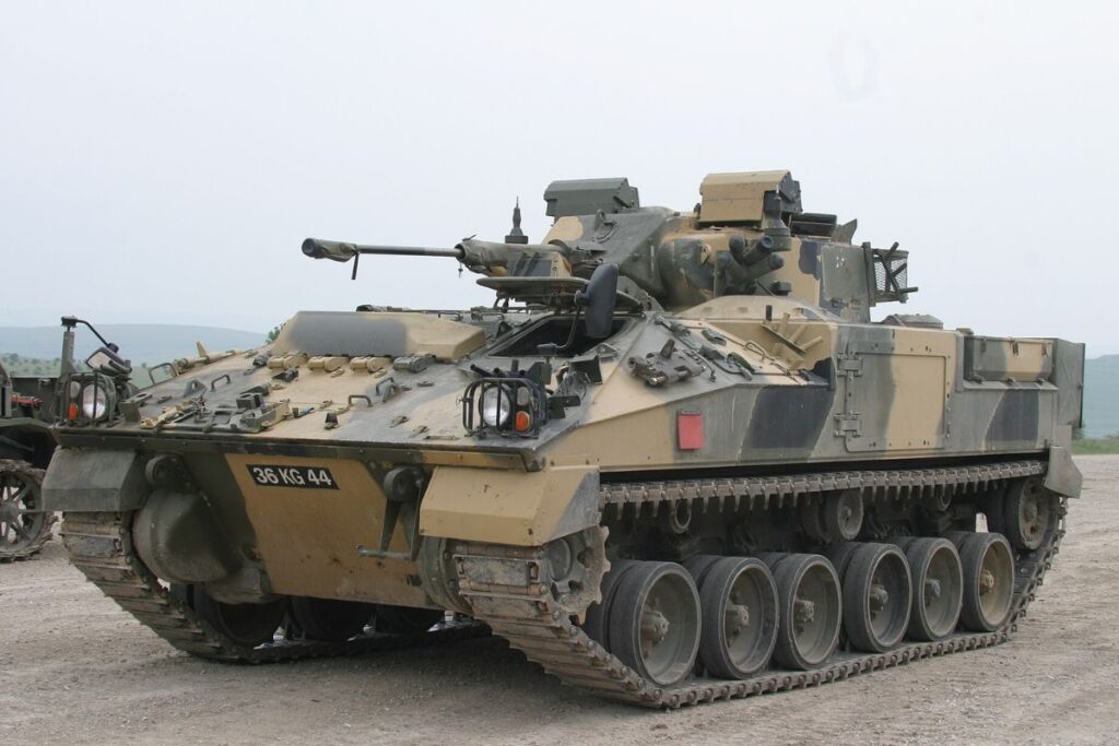 Le MCV-80 Warrior est le principal véhicule de combat d’infanterie chenillé de la British Army depuis la fin des années 1980. Armé d'un canon de 30 mm et capable d'embarquer sept fantassins en plus de son équipage de trois hommes, il a été engagé en Irak, au Koweït et dans les Balkans, où sa protection a largement fait ses preuves.Après près de quarante ans de service, le Warrior est progressivement retiré au profit du Boxer, marquant la fin d'une des plateformes blindées les plus emblématiques de l'armée britannique.
