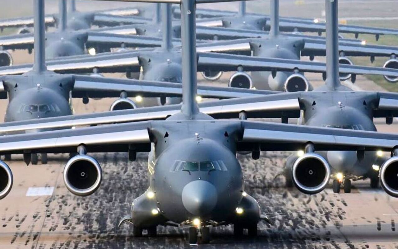Le plus gros avion de transport du monde se mue en couteau suisse volant aux missions multiples