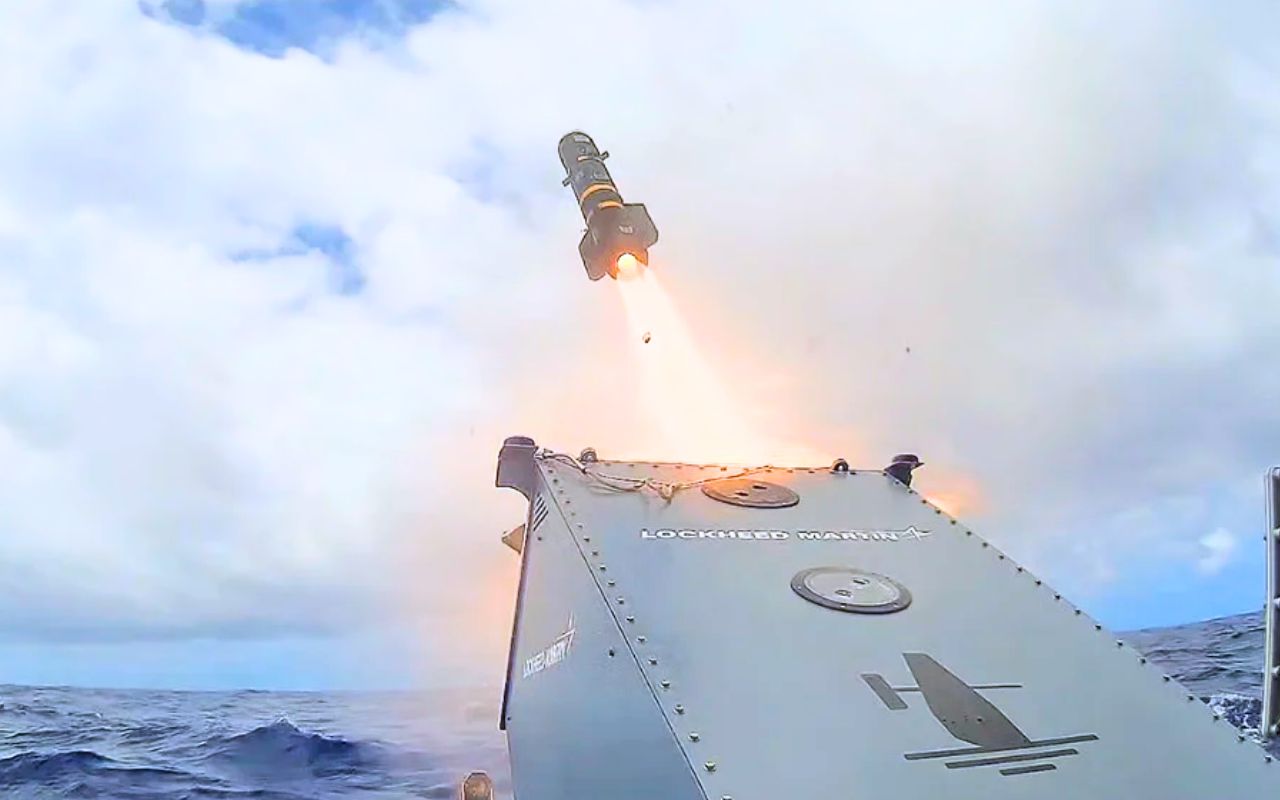 Pour la première fois, un voilier sans personne à bord vient de tirer deux missiles en pleine mer