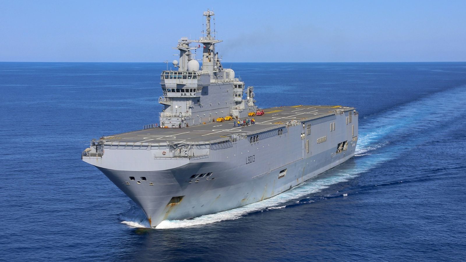 La flotte française en est réduite à faire comme la Royal Navy et doit combler les trous pour ses missions extérieures faute d'escorte disponible