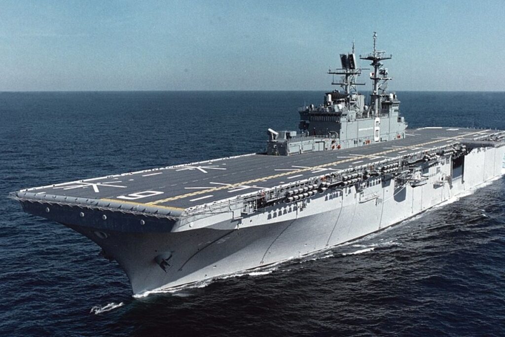 L''USS Bonhomme Richard (LHD-6), en route dans le golfe du Mexique lors des essais en mer du constructeur en 1998.