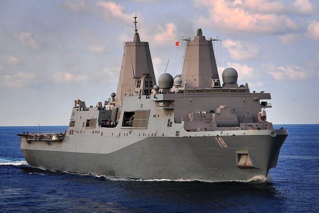 L’USS New Orleans avait déjà connu une carrière mouvementée avant cet incendie. Peu après sa mise en service, une inspection de 2008 avait relevé 2 600 défaillances, touchant notamment la gouverne, la propulsion, les ascenseurs et la corrosion. En mars 2009, il est entré en collision avec le sous-marin nucléaire USS Hartford dans le détroit d’Ormuz, provoquant notamment la rupture d’un réservoir et le déversement d’environ 100 000 litres de carburant. Le navire a ensuite connu plusieurs longues périodes de maintenance, dont 23 mois d’immobilisation à partir de 2017.
