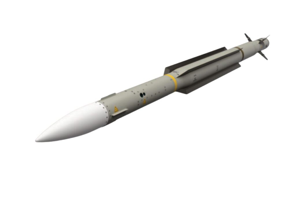 Le CAMM-ER (pour Extended Range) est un missile sol-air développé pour la défense antiaérienne à moyenne portée. Long de 4,2 mètres pour 160 kg, il atteint une vitesse supersonique et affiche une portée annoncée supérieure à 40 km. Doté d’un autodirecteur radar actif, il utilise également un système de lancement vertical à froid (Soft Vertical Launch) et peut opérer sans radar dédié d’illumination ou de conduite de tir.