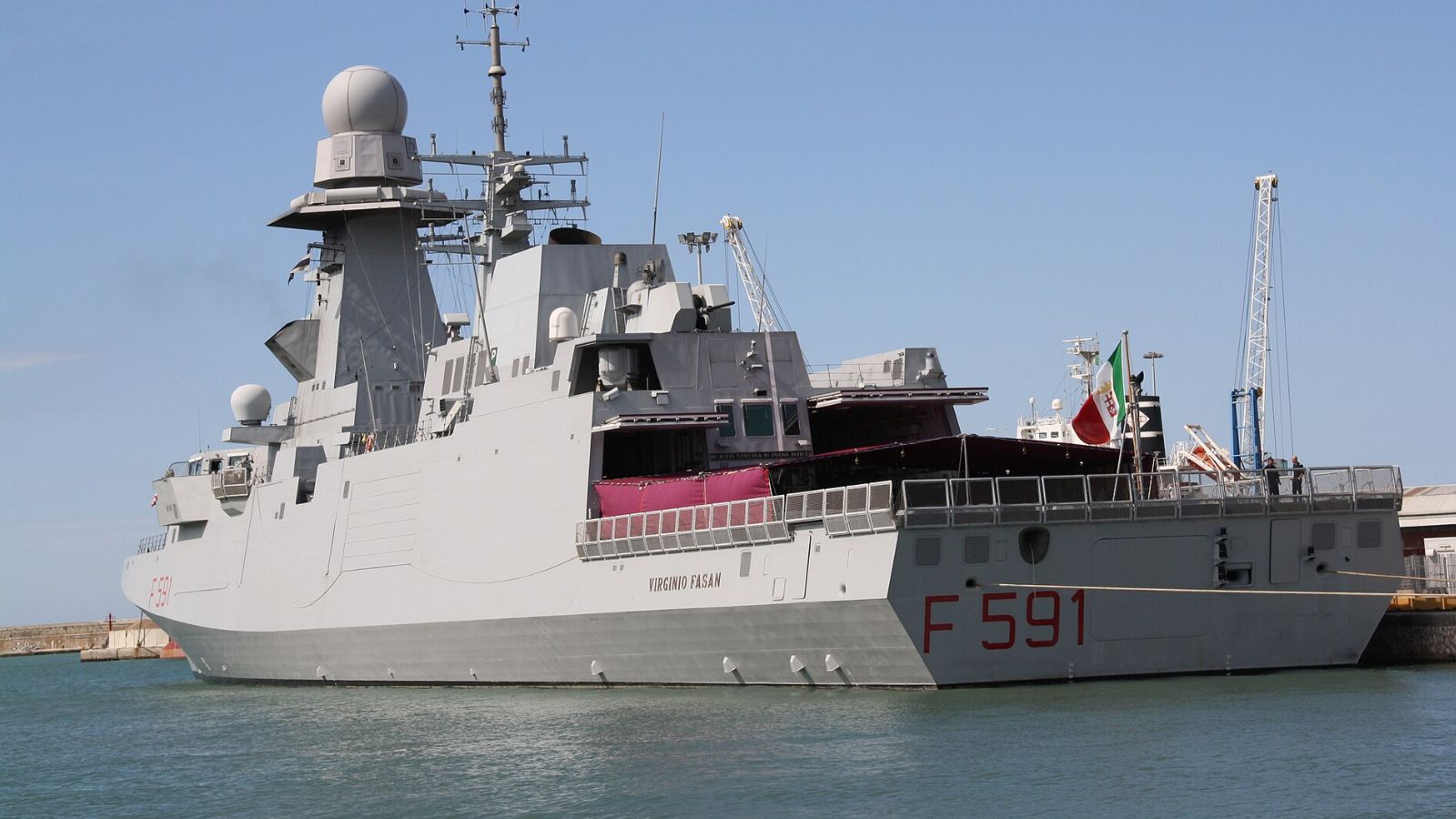 La frégate italienne Virginio Fasan (F 591), de la classe Bergamini/FREMM. Crédit : Piergiuliano Chesi / Wikimedia Commons — CC BY 3.0.