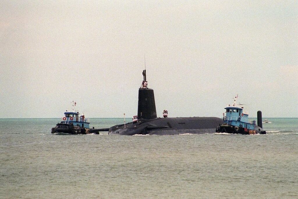 Vue de l'avant bâbord du sous-marin nucléaire lanceur d'engins britannique HMS Vanguard (SSBN-28) - crédit : OS2 JOHN BOUVIA