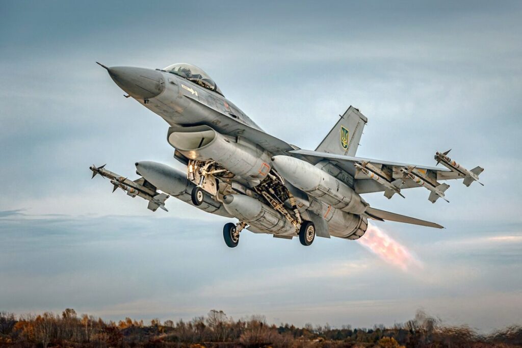 Un F-16AM de l’armée de l’Air ukrainienne au décollage, armé de cinq missiles air-air AIM-9 Sidewinder. Crédit : Ukrainian Air Force / mil.gov.ua — CC BY 4.0.